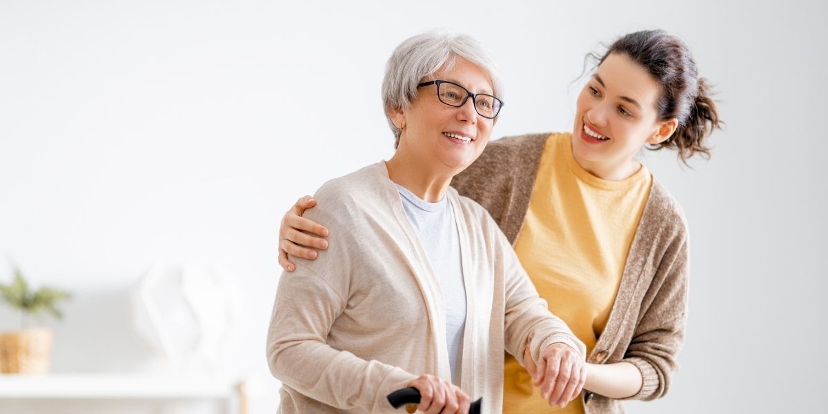 Caregiver familiare aiuta la madre