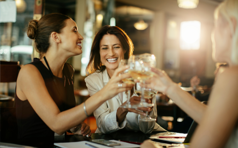 Groupe d'amis passant une soirée ensemble